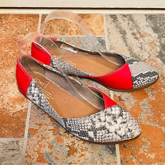 🌹Toms Snake/Python Print Red, Black & White Flats! - Picture 12 of 13